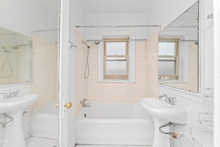 Building Photo - 2843 W Berteau Ave