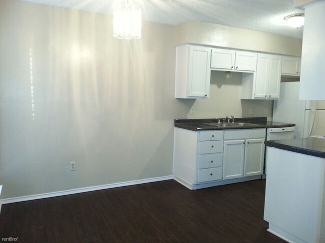 Building Photo - 3 br, 2 bath 4plex - 111 Peachtree Court D