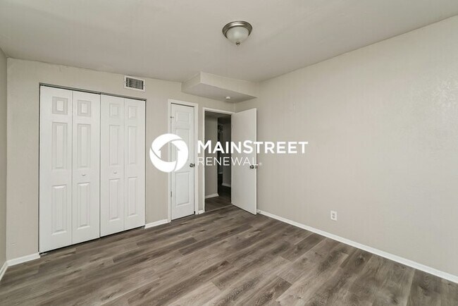 Building Photo - 3 Bedroom Pet-Friendly Home in Tampa, FL with Main Street Renewal