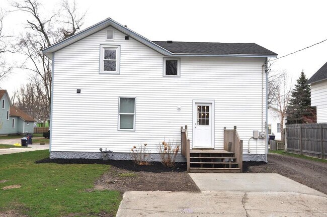 Building Photo - 115 E 17th St