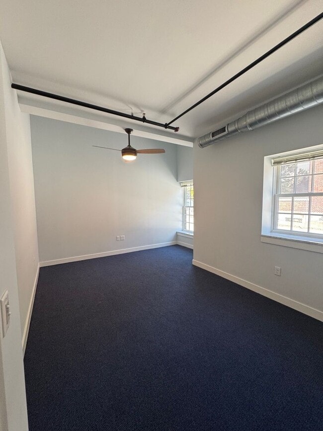 Building Photo - Beautiful 2 Bedroom 2 Bath Apartment on Ma...
