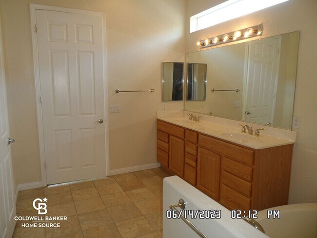 Building Photo - Sun City 55+ Gated Community, Golf Course, Clubhouse, 2 Bedroom, 2.5 Bathrooms, 2.5 Car Garage, 2...