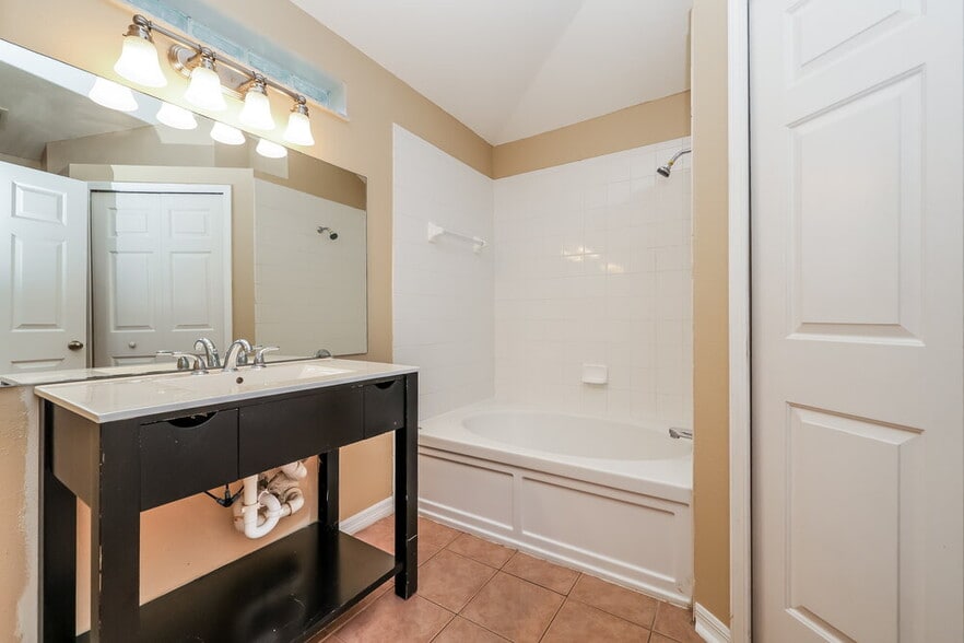 Building Photo - 6708 Summer Haven Dr
