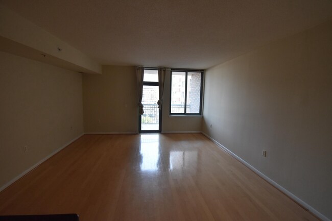 Building Photo - The Continental