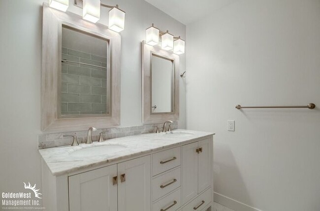 Building Photo - Modern 2Bdm 1.5Ba Townhome in Point Loma w...