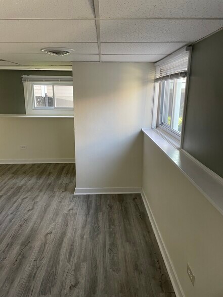 Building Photo - 0N220 Silverleaf Blvd