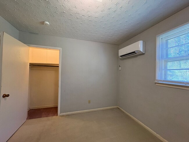 Building Photo - 2 Bedroom, 1 Bathroom House in High Point!