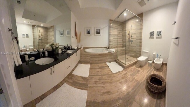 Building Photo - 15811 Collins Ave