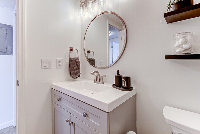 Building Photo - COMING SOON - Spacious Updated Condo in Great Location!