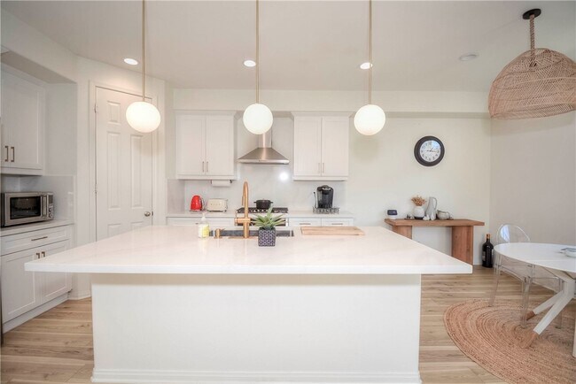 Building Photo - 24218 Hillcrest Dr