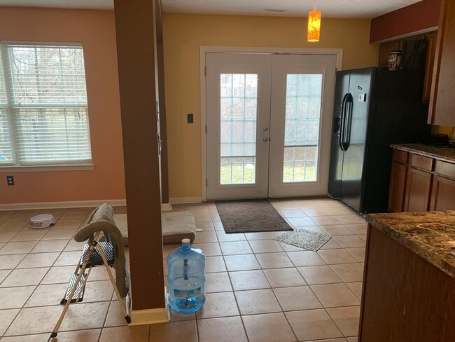 Building Photo - 3 Bedroom 3 Bath House with 2 Car Garage