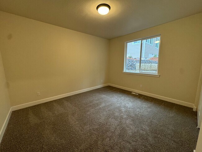 Building Photo - 581 NE Alameda Ave