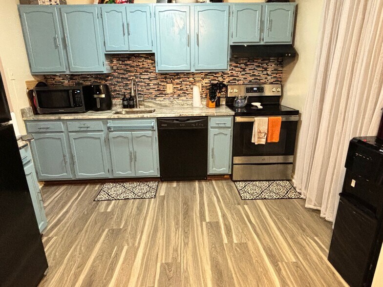 Kitchen - 8719 East Grv