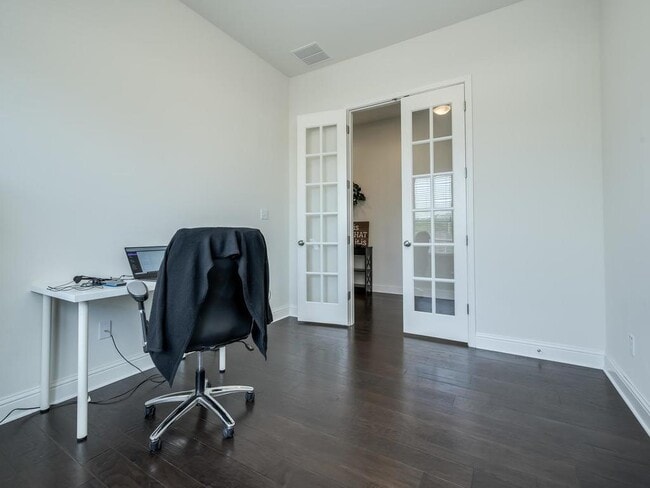 Building Photo - 318 Parkwest Dr