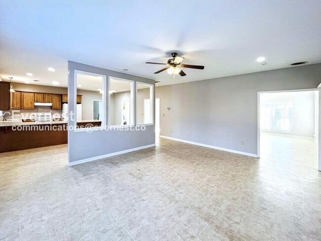 Building Photo - 4 Bed/2.5 Bath Home with Fenced Yard & Garage / Pet-Friendly / Available Now!