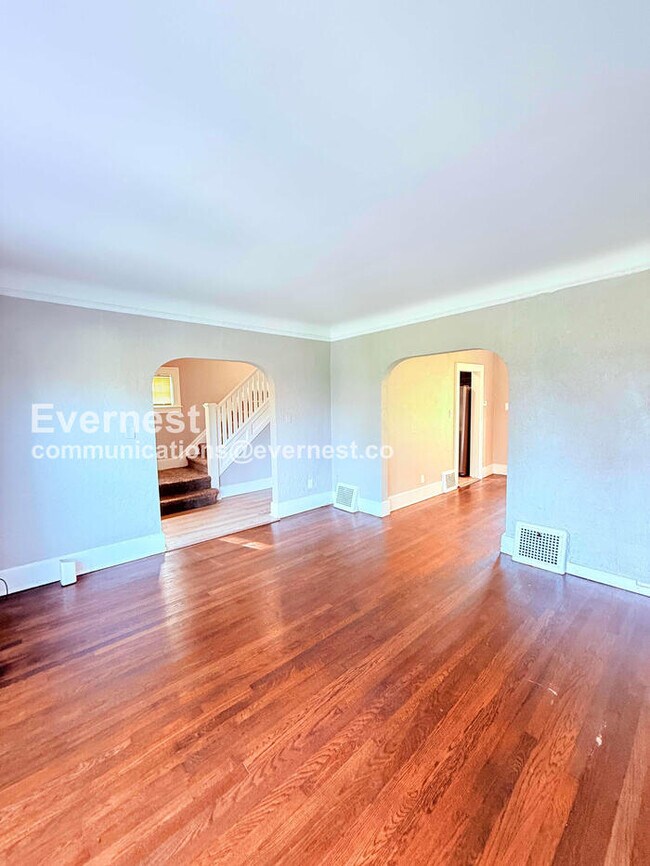 Building Photo - 3 Bed, 1 Bath Home with Fenced Yard / Vouchers Accepted / Available Now!