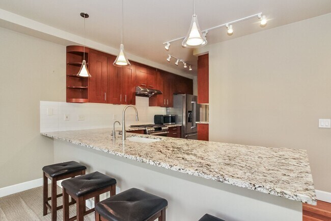 Building Photo - Waterview Condo 2 bed, 2 bath in Point Edw...