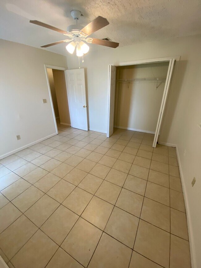Building Photo - Spacious 2 Bedroom 1 Bathroom Townhome. Am...