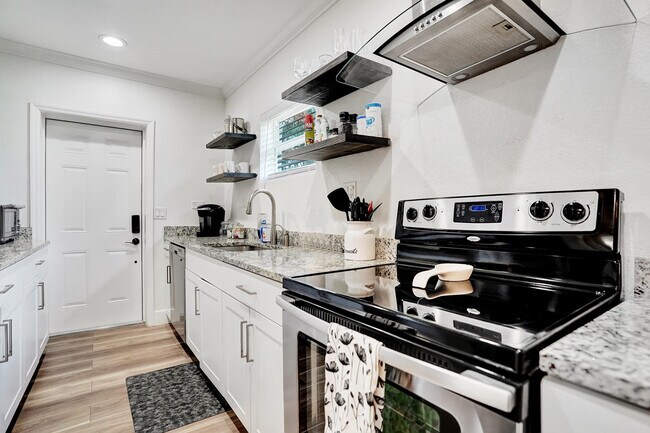 Building Photo - 311 SE 3rd Ave