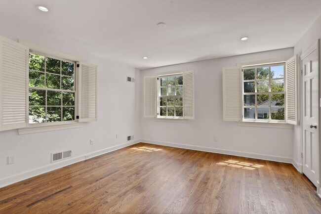 Building Photo - 4925 Weaver Terrace NW