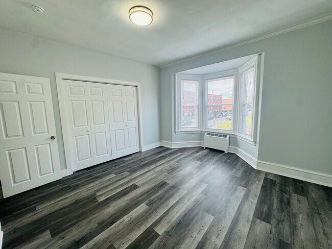 Building Photo - Large 4 bd Remodeled Section 8 Home!! Sect...