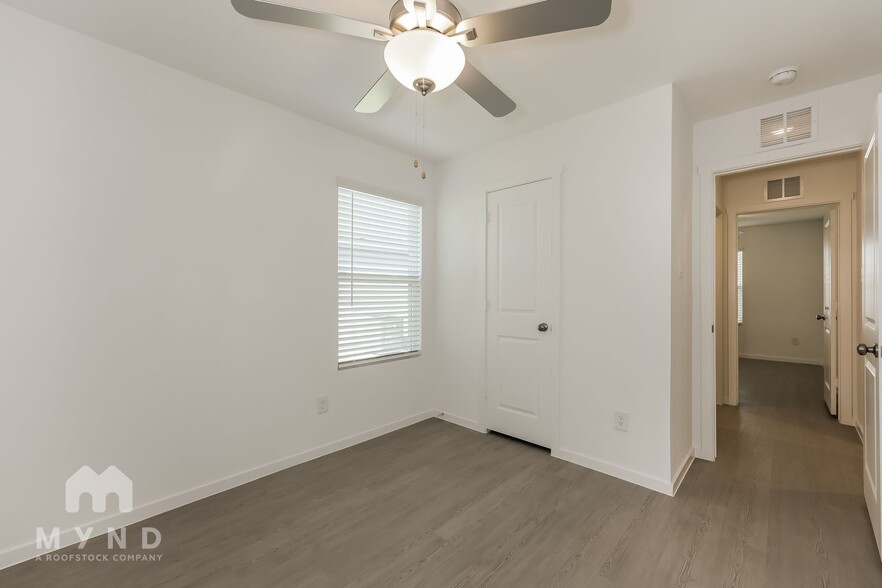 Building Photo - 2712 Ctr Crk Ln