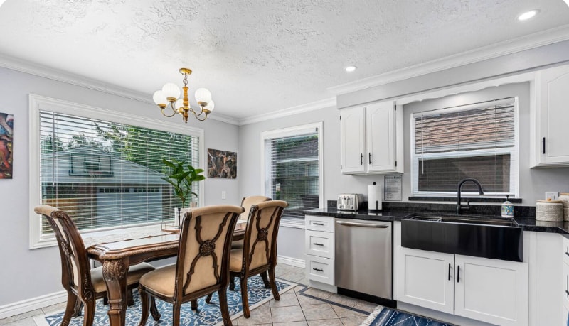 Building Photo - 444 N Oakley St