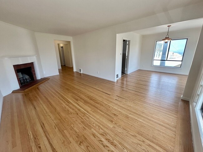 Building Photo - Spacious 2bd/1bth Upper Flat With Beautiful Views