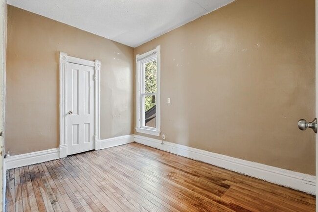 Building Photo - MUST SEE! Spacious 5BD/2BA Home near the U...