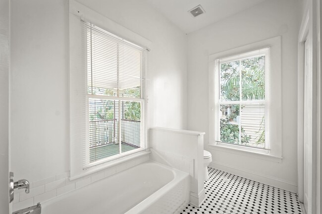 Building Photo - Charming 4 Bedroom 3 Bathroom Historical H...