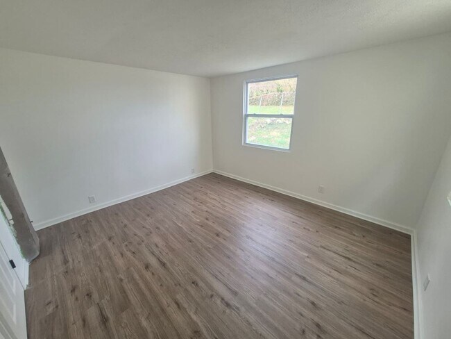 Building Photo - Charming 2-Bedroom Home with Fenced Yard in Covington!