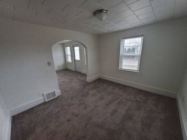 Building Photo - 928 W Kamps Ave