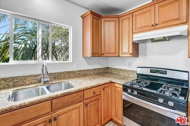 Building Photo - 5319 1/2 Normandie Avenue Unit
