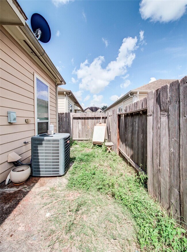 Building Photo - 14926 Tuttle Point Dr