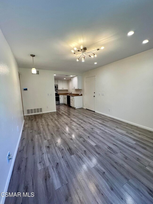 Building Photo - 1342 E Hillcrest Dr