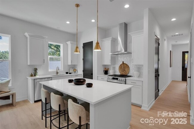 Building Photo - 5615 Lantana Ave