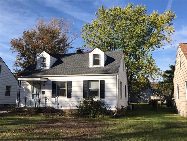 Building Photo - 866 Warwick Dr