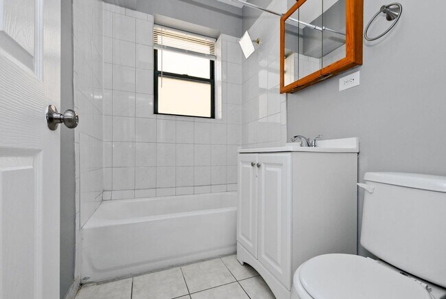 Building Photo - Three Bedroom in South Shore