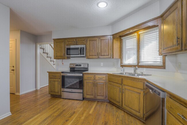 Building Photo - {11409} Updated Duplex in Fantastic Location + Two Car Garage + Main Level Master + Covered Deck