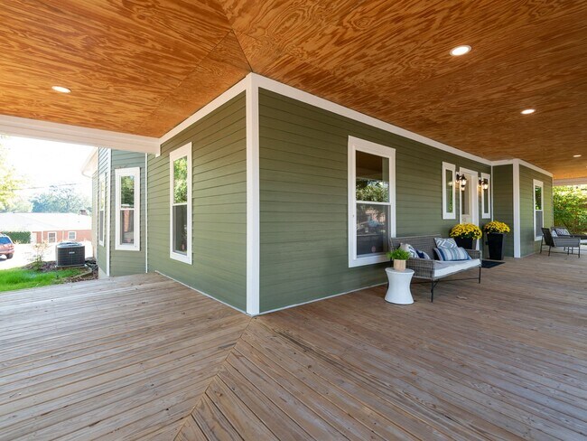 Building Photo - Big House