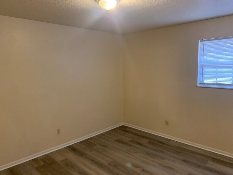 Building Photo - 2309 Southridge Dr