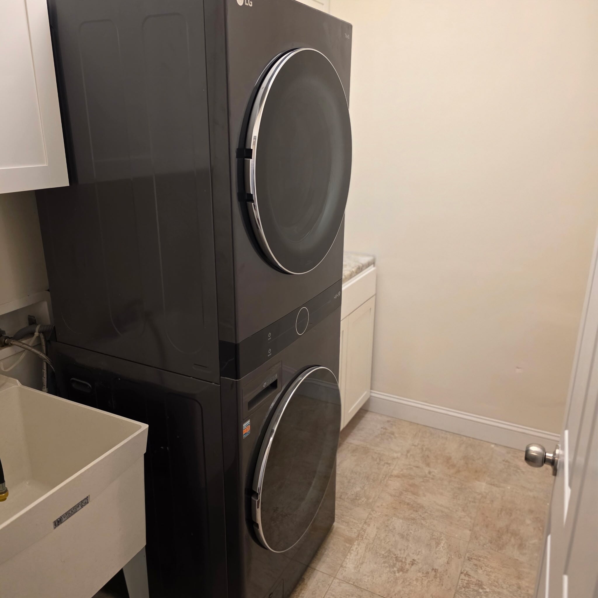 Building Photo - 466 Carriage House Ln