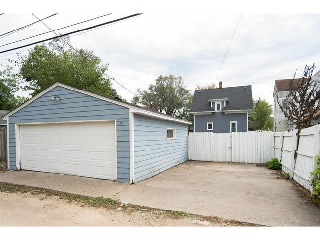 Building Photo - 1317 Reaney Ave E