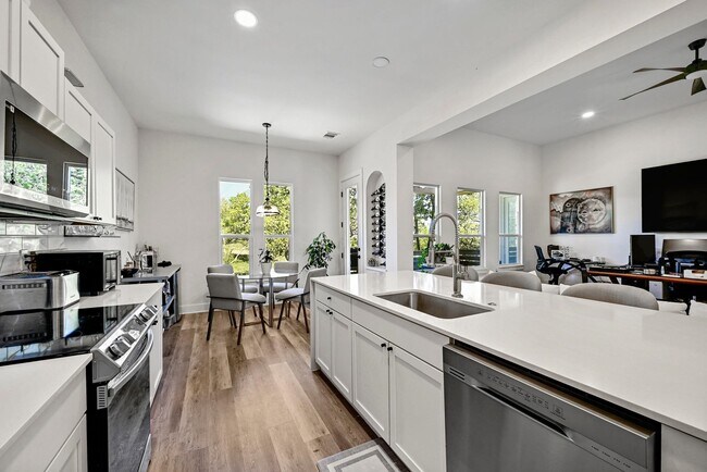 Building Photo - 104 Desert Rose S
