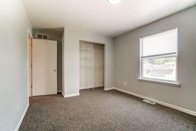 Building Photo - 3704 Willow Run Dr