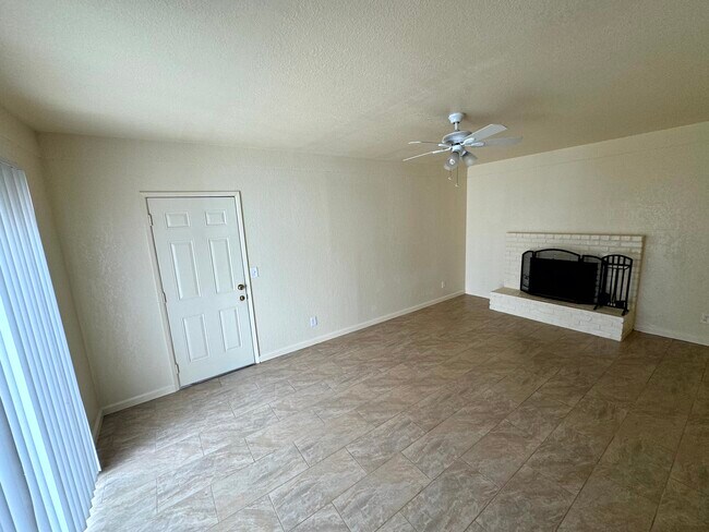 Building Photo - 487 Larson Ct