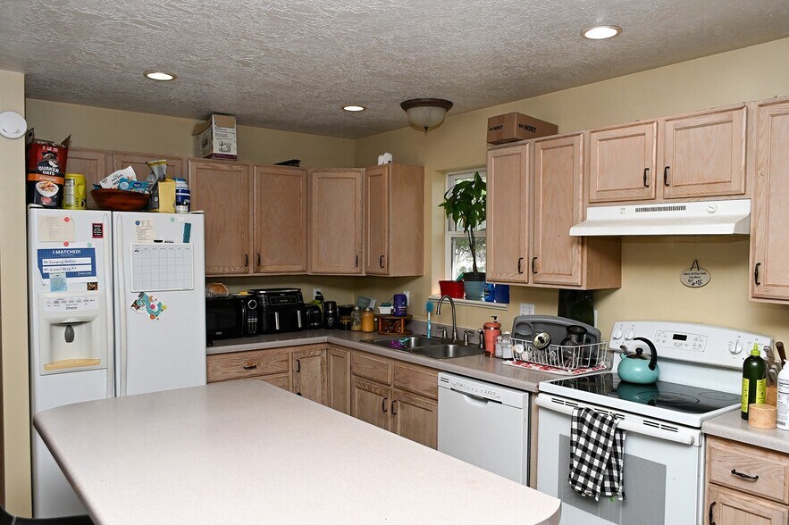 Building Photo - 101 Meadow Cir