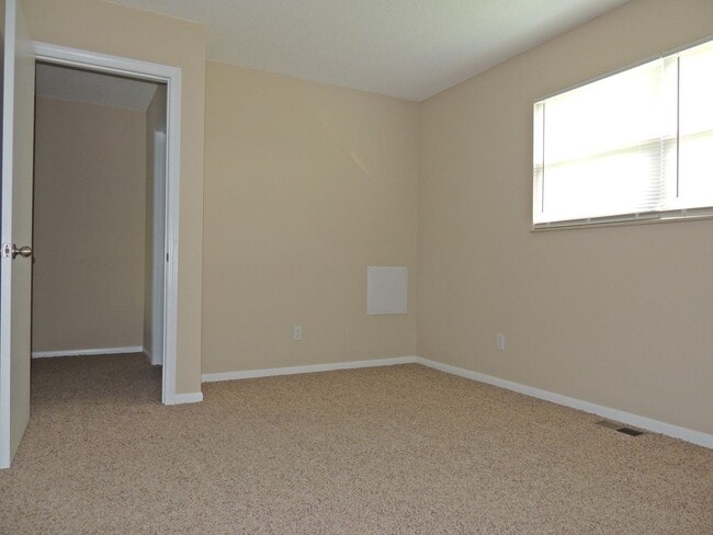 Building Photo - Convenient location , 2 bedroom 1.5 bath 9...