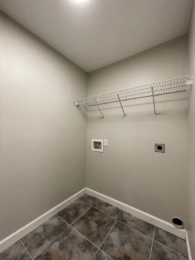 Building Photo - "Charming 3-Bedroom Retreat with 2 Baths i...