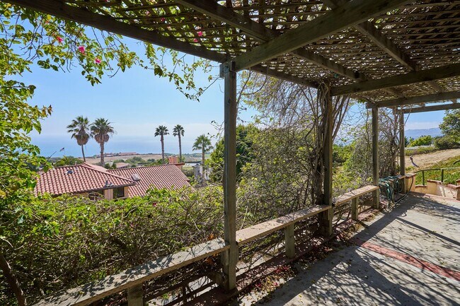 Building Photo - Aqua Vista - Entertainers Playhouse